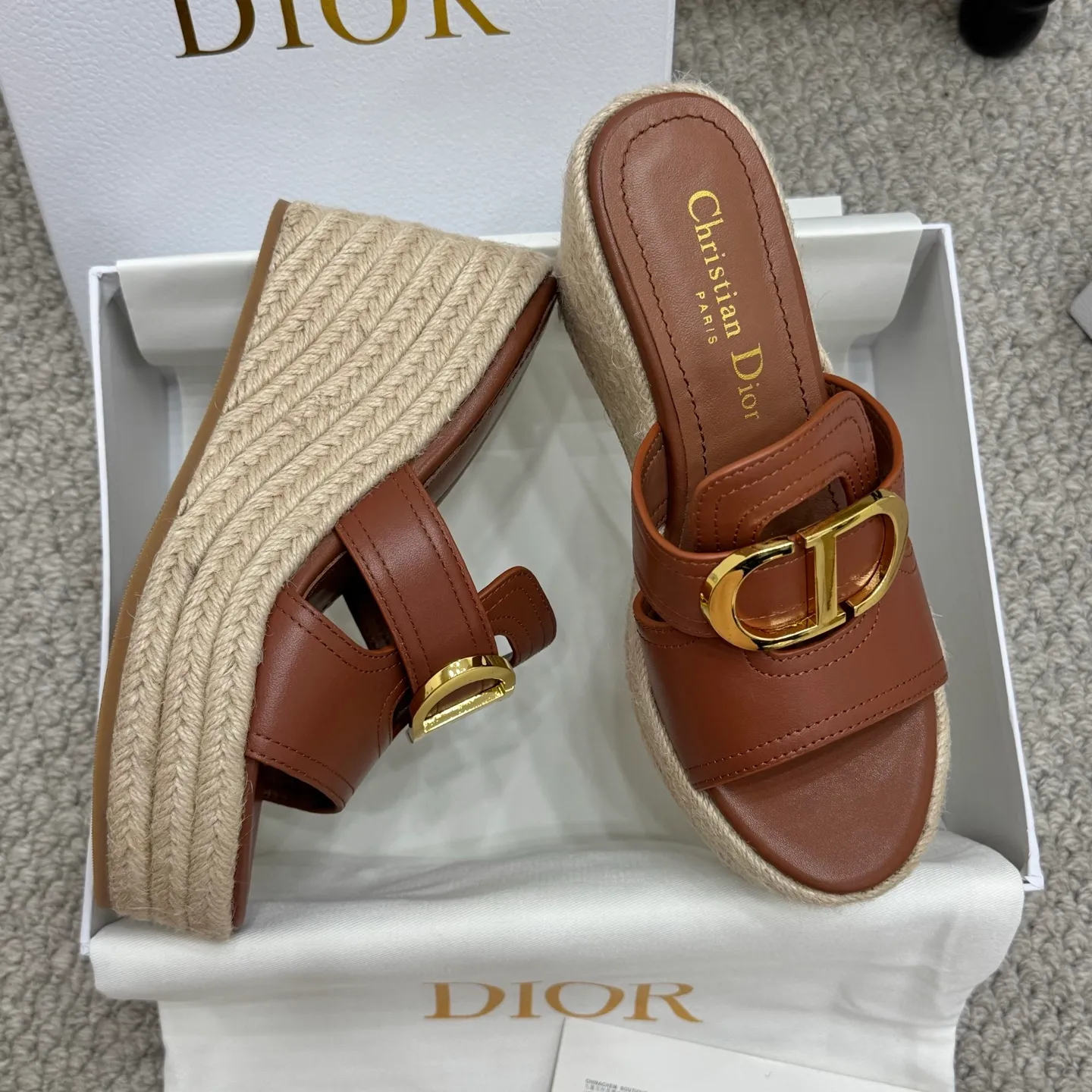 👟👟Ex-factory price 520👟👟 Increased height version✅🇨🇳 🇨🇳Dior 25ss summer high version new sandals. Simple and super versatile. Perfect and luxurious on the feet, can be matched with any spring and summer clothes. The foot feels even more comfortable! The material is a perfect replica of the original. Original disassembly and molding. ✅❶Material: original customized cowhide ✅❷Inner: original customized sheepskin ✅❸Foot: original customized sheepskin ✅❹Outsole: original woven wedge outsole ✅❺Heel height: 9.5cm ✅❻Packaging: original full set of packaging ✅❼Number: 35-41